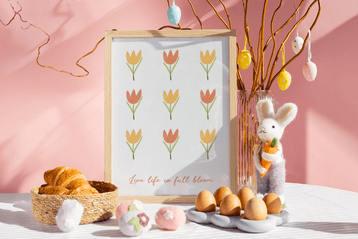 paastafel met ontbijt en poster