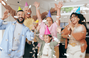 Juichende mensen met confetti vieren verjaardag
