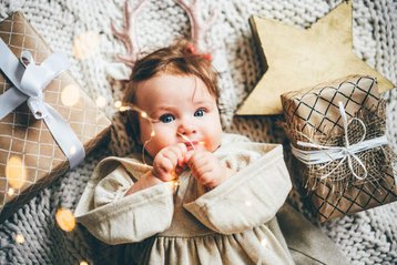baby met kerstcadeaus