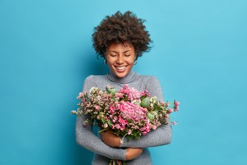 Vrouw met boeket bloemen