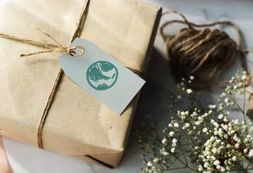 cadeau in kraft papier met label met wereldbol
