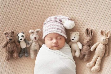 baby met knuffels