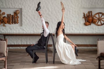 bruidspaar speelt huwelijksjubileum spel