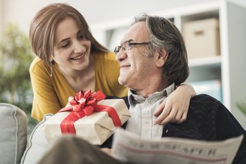 Dochter geeft cadeau aan vader voor vaderdag