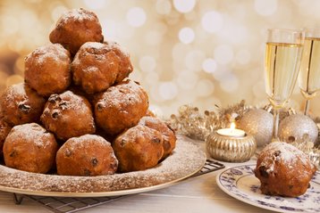 Oud en nieuw traditie: schaal met oliebollen