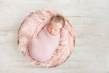 slapende baby in mandje