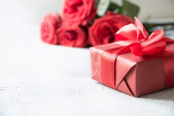 cadeau in rood inpakpapier met strik
