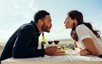 Man en vrouw eten samen voor Valentijnsdag
