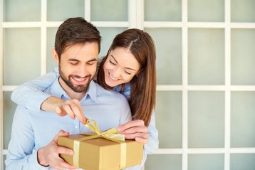 koppel dat cadeau openmaakt