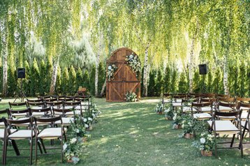 Vintage trouwlocatie met houten stoelen en houten deur