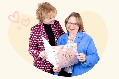 Blijmaker Anna en mama met moederdagkaart