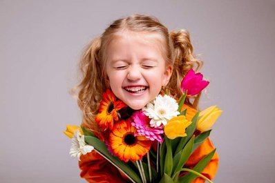 meisje met  kleurrijke bloemen