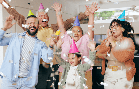 Juichende mensen vieren verjaardag met confetti