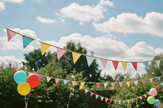 slingers en ballonnen in een tuin