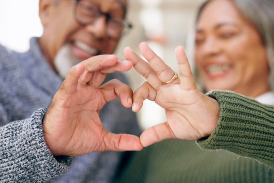 Man en vrouw maken hartje met hun handen