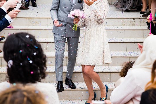 Bruidsfoto's maken - bruid en bruidegom op trap met confetti