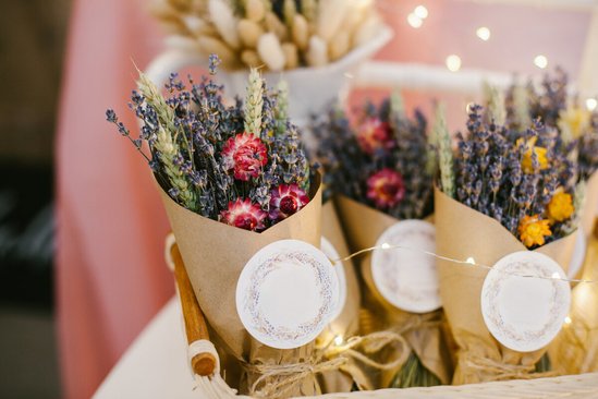 Ronde builoftstickers op boeketjes droogbloemen