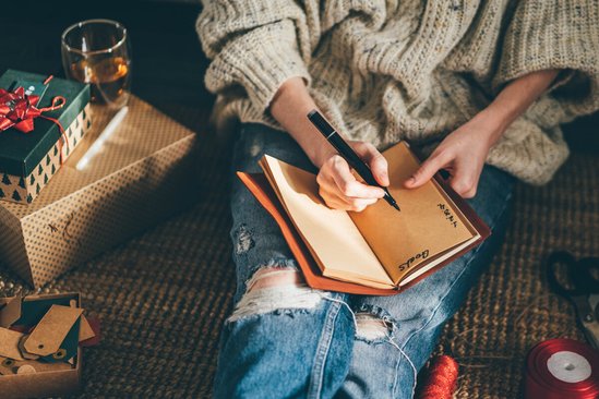 Vrouw schrijft goede voornemens op