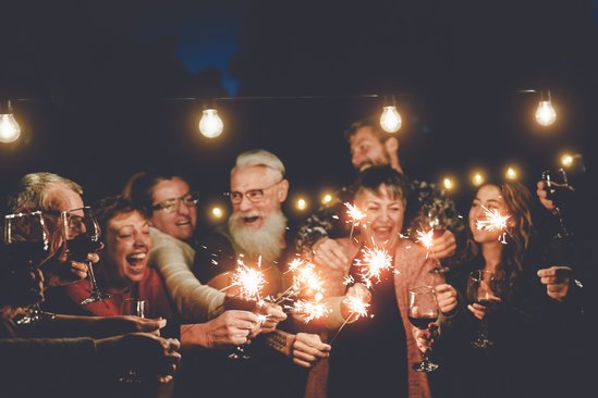 Proosten tijdens de nieuwjaarsborrel