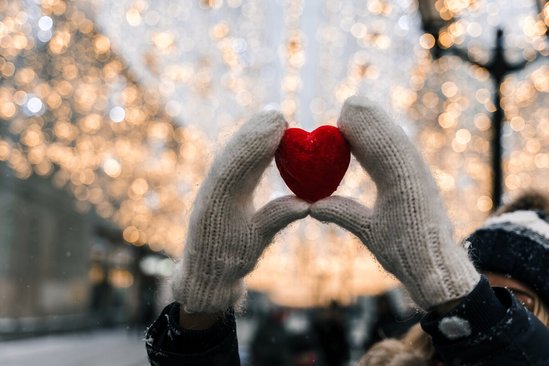Vrouw met hartje in haar handen om lichtpuntje te zijn