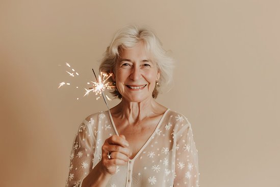 Oudere vrouw met sterretje in haar hand viert oud en nieuw