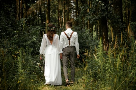 Bruidspaar in het bos