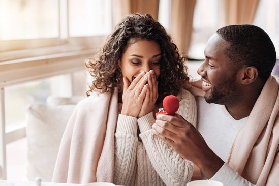 Man doet huwelijksaanzoek met ring