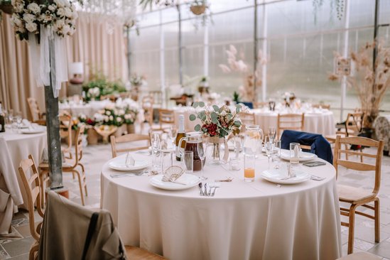 Feestzaal verloving gedekte tafels