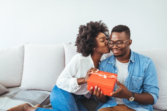 Vrouw geeft cadeau aan haar man