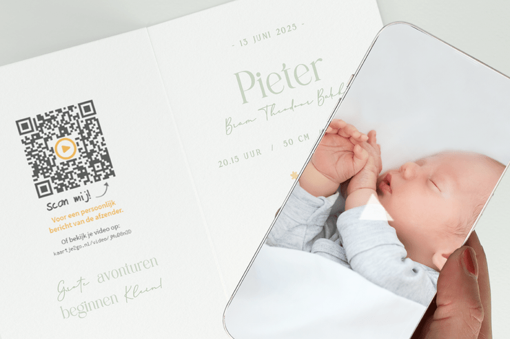 Geboortekaartje met QR code voor persoonlijk geboorte filmpje