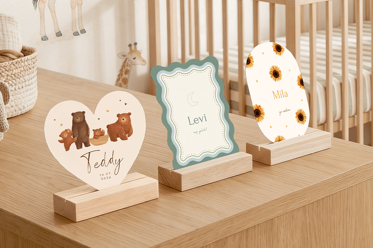 geboortekaartjes op commode bij ledikant