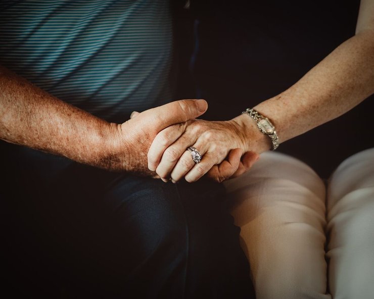 Man en vrouw hand in hand