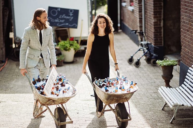 Man en vrouw met kruiwagens vol drankjes