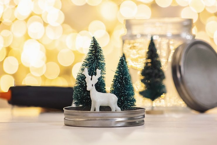 materialen sneeuwbol maken: deksel met hertje en kerstboom