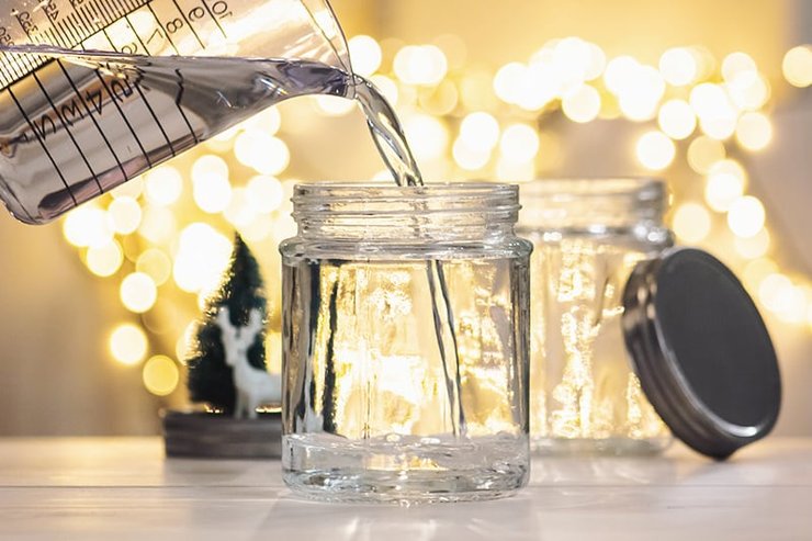 sneeuwbol maken: water toevoegen aan potje