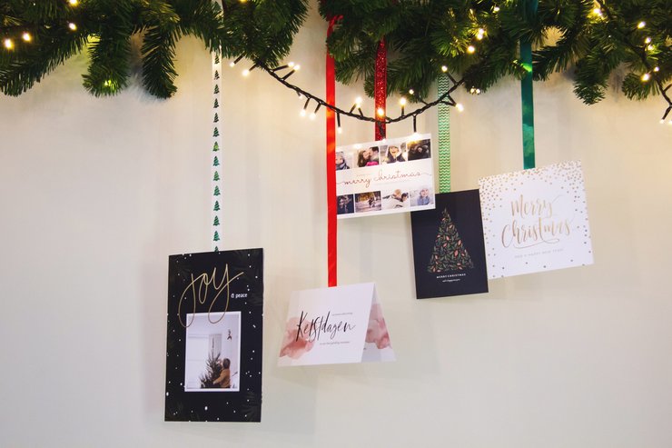 kerstkaarten ophangen aan een dennentak