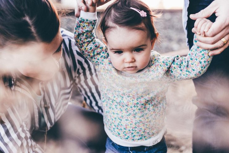 Baby loopt voor het eerst