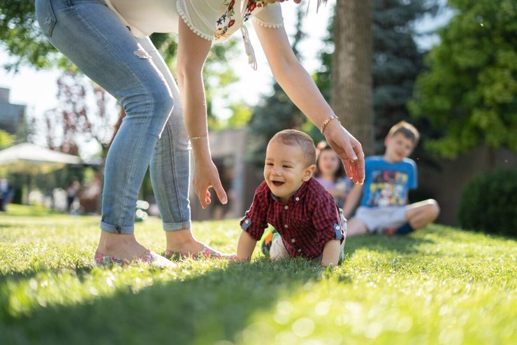 Baby kruipt voor het eerst