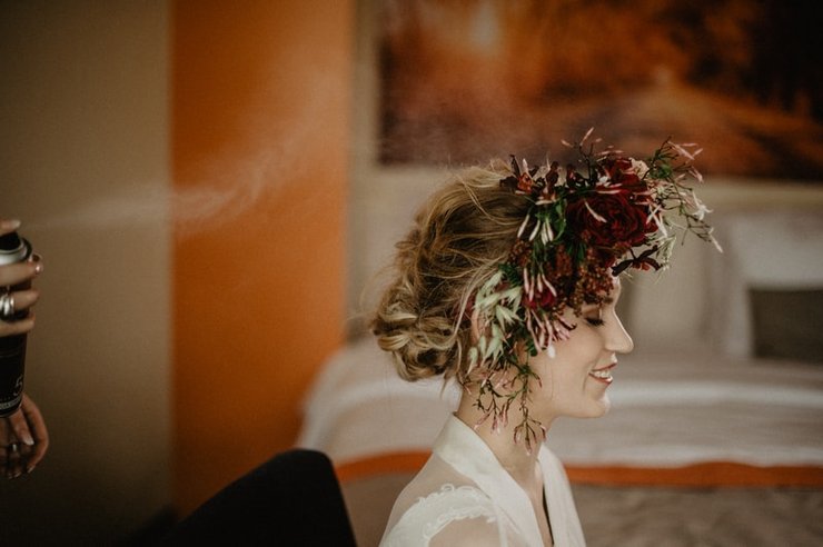 bruid met bloemenkrans op hoofd