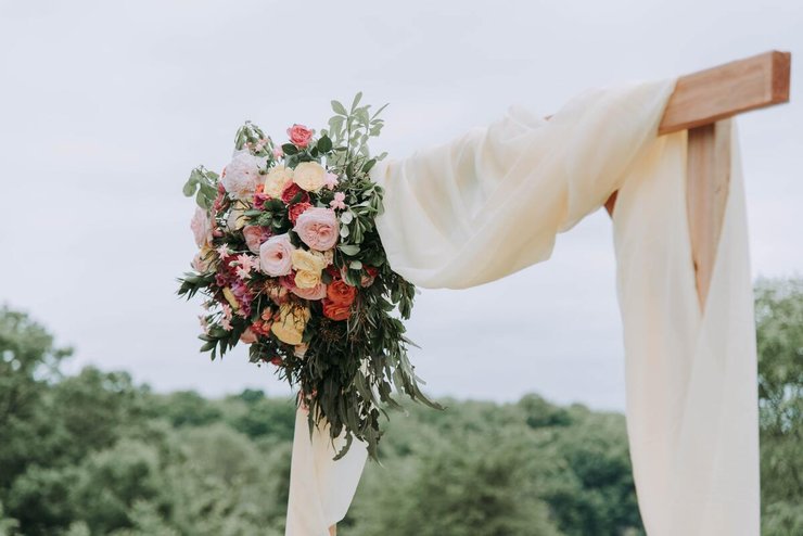 bruiloft bloemen backdrop ceremonie
