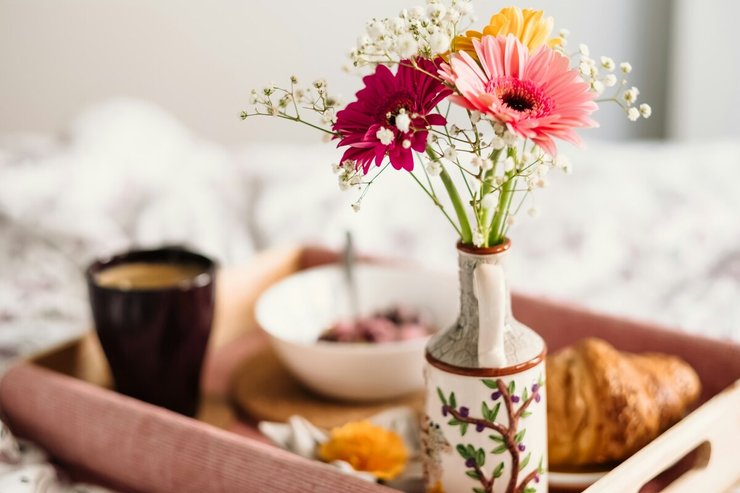 Gerbera's in een vaasje van aardwerk