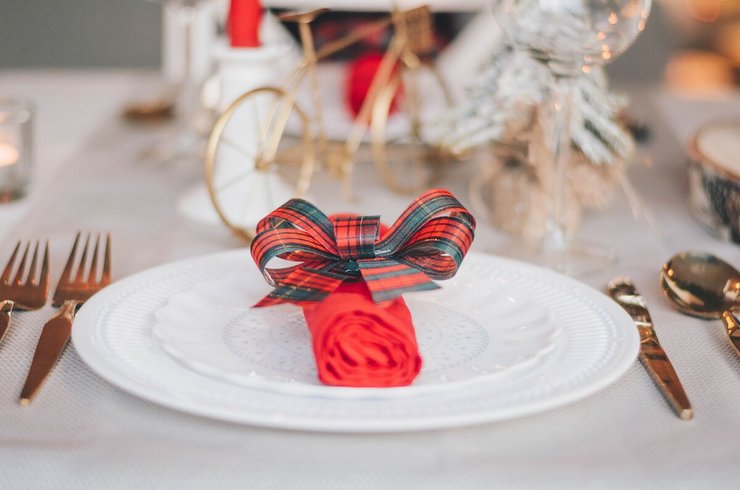 Bord met kerst servet en gouden bestek