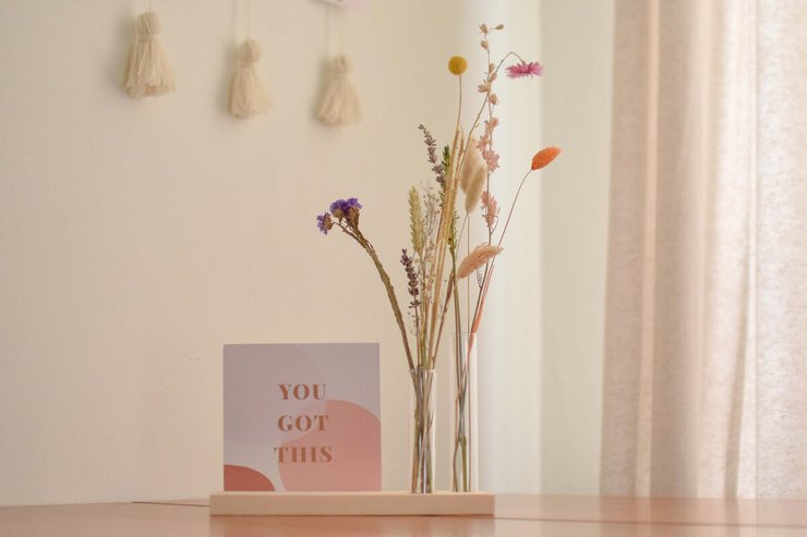 Kaarten in een kaarthouder met kleine bloemvaasjes