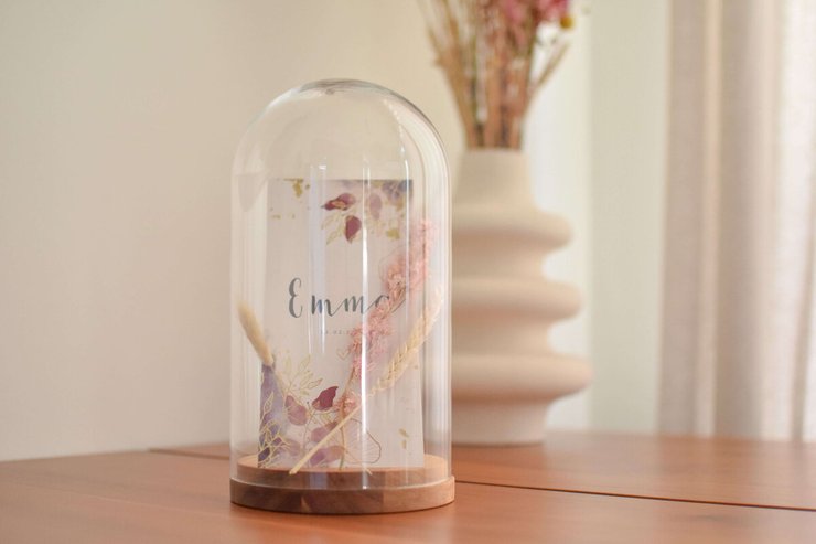 Kaart onder een stolp zetten met bloemen