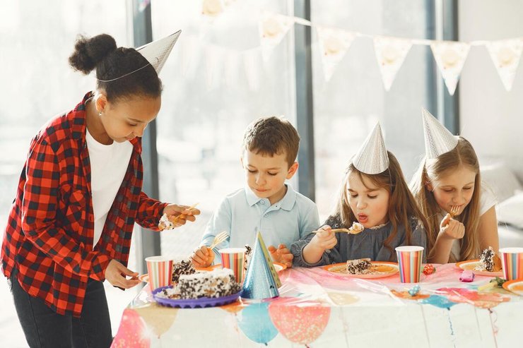 Kinderfeestje taart eten