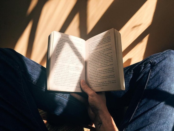 Een boek lezen in de winter