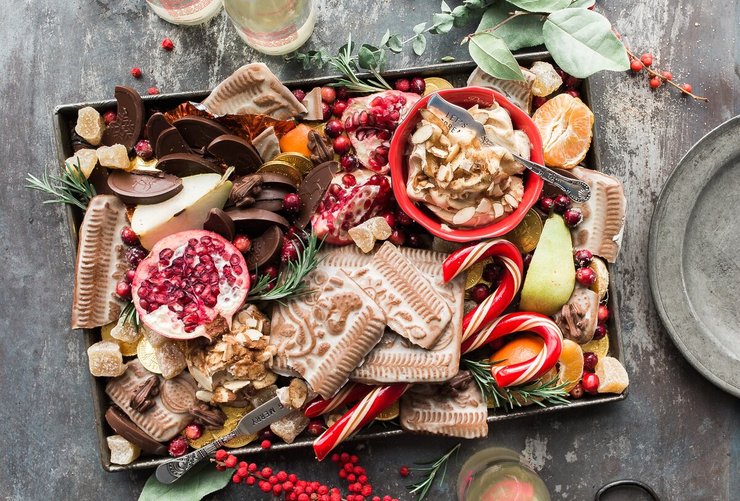 Dienblad vol kerst chocolade, koekjes en fruit