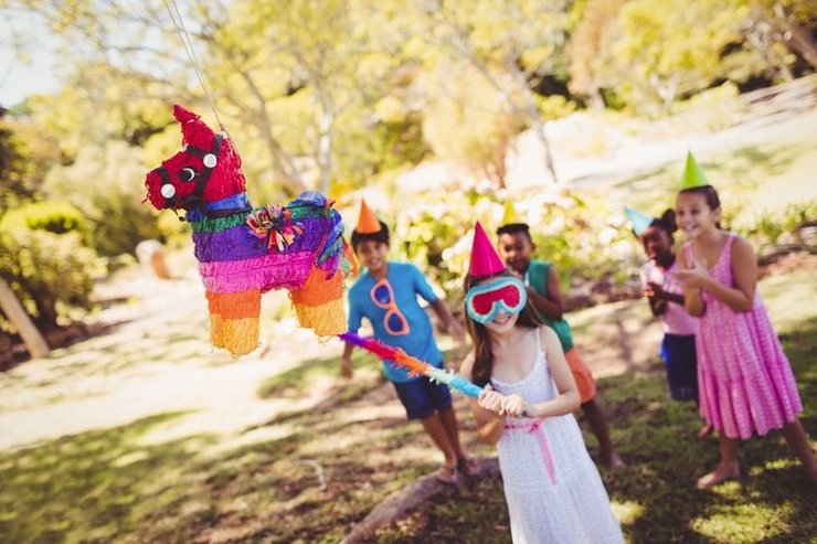 Geblinkdoekt meisje zoekt piñata op verjaardagsfeestje