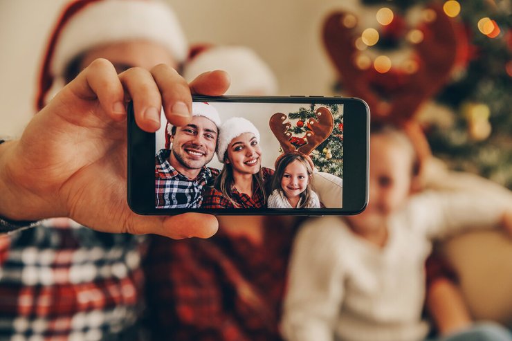 Kerst thuis vieren: gezin maakt selfie