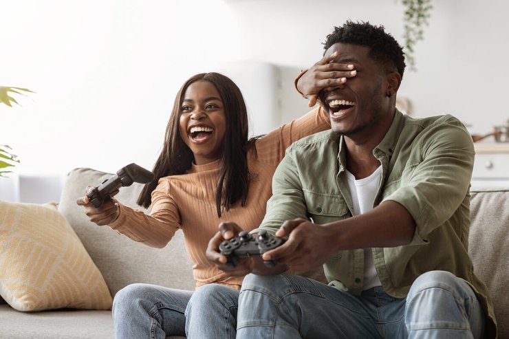 Man en vrouw spelen samen een computerspelletje